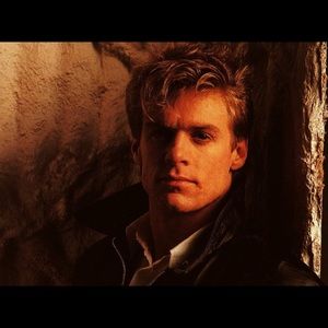 I got my first real six-string
Bought it at the